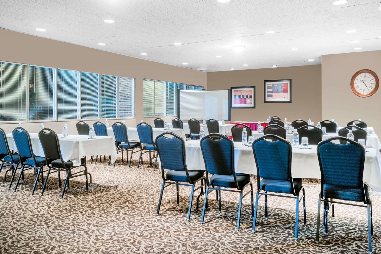 Days Inn Hotel & Conference Center Ла Крос Екстериор снимка